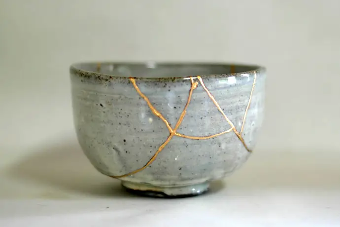 Gambar perbaikan keramik dengan teknik kintsugi