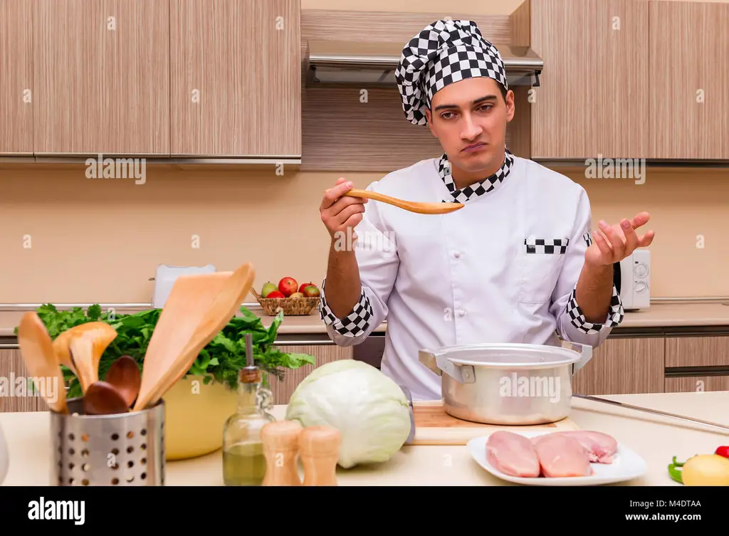 Foto seorang koki muda di dapur hotel