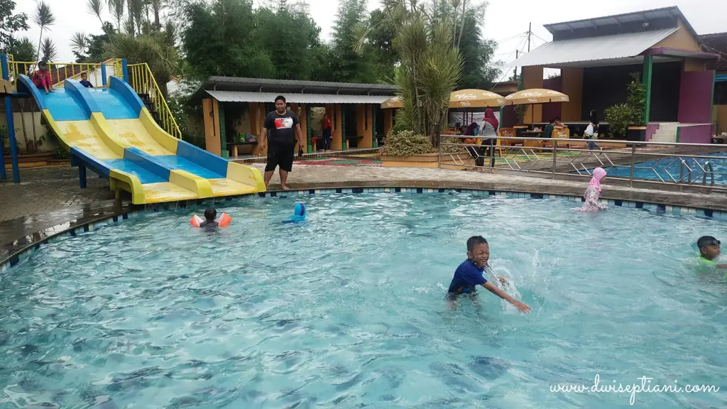 Foto kolam renang umum di Bandar Lampung