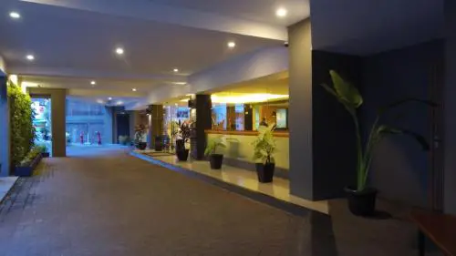 Foto kolam renang di Yunna Hotel Bandar Lampung yang bersih dan terawat.