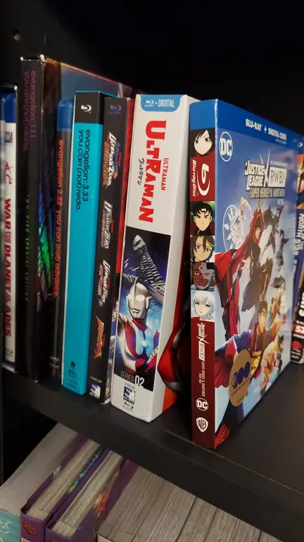 Gambar koleksi DVD dan Blu-ray anime yang banyak