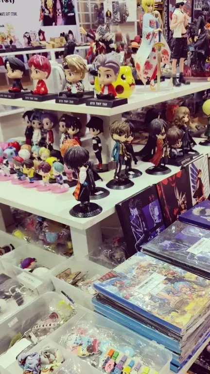 Aneka barang dagangan anime yang dipajang di etalase toko