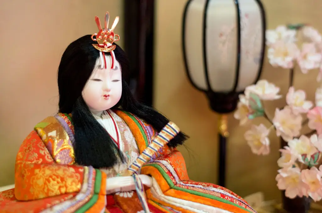 Boneka-boneka Hinamatsuri yang indah tertata di atas Hina Dan