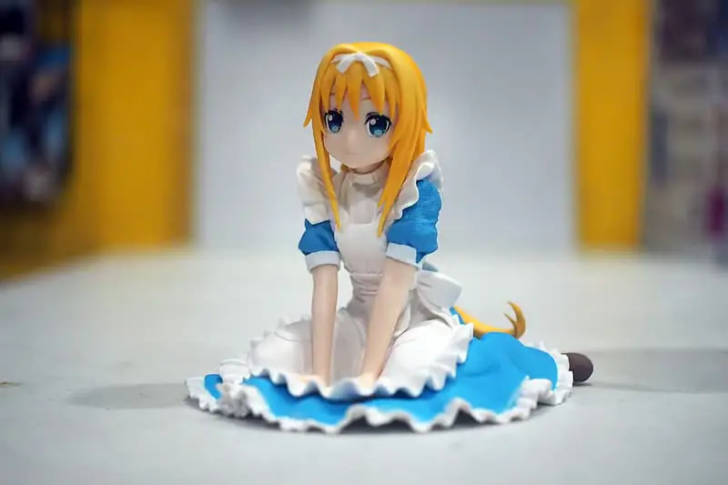 Seorang kolektor memamerkan koleksi figur anime seksinya