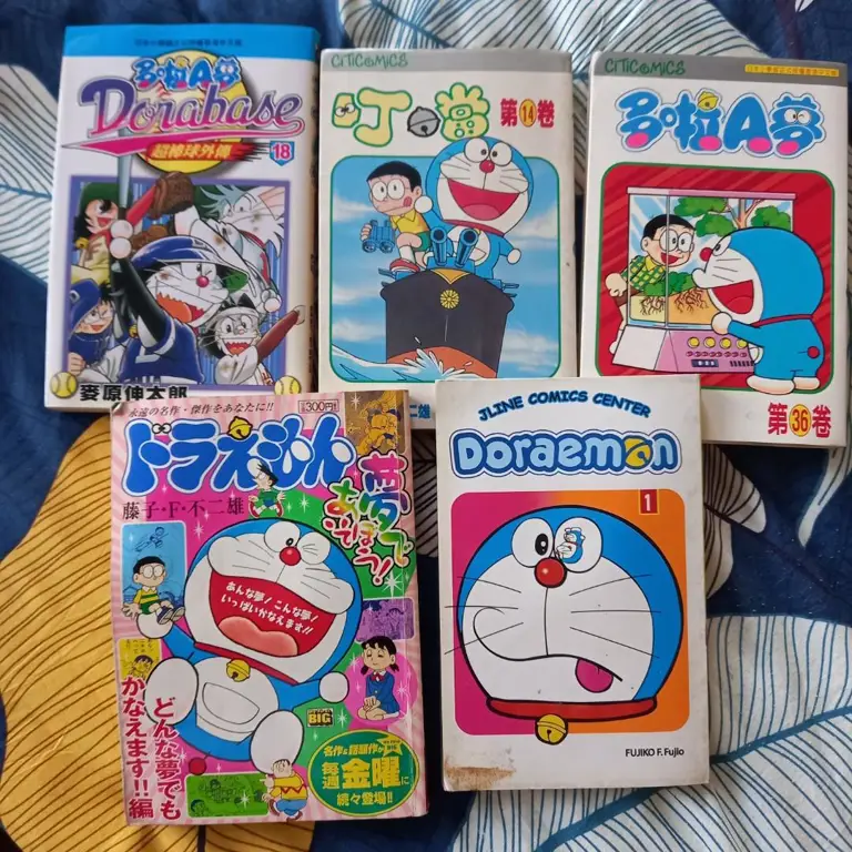 Koleksi komik Doraemon berbagai edisi