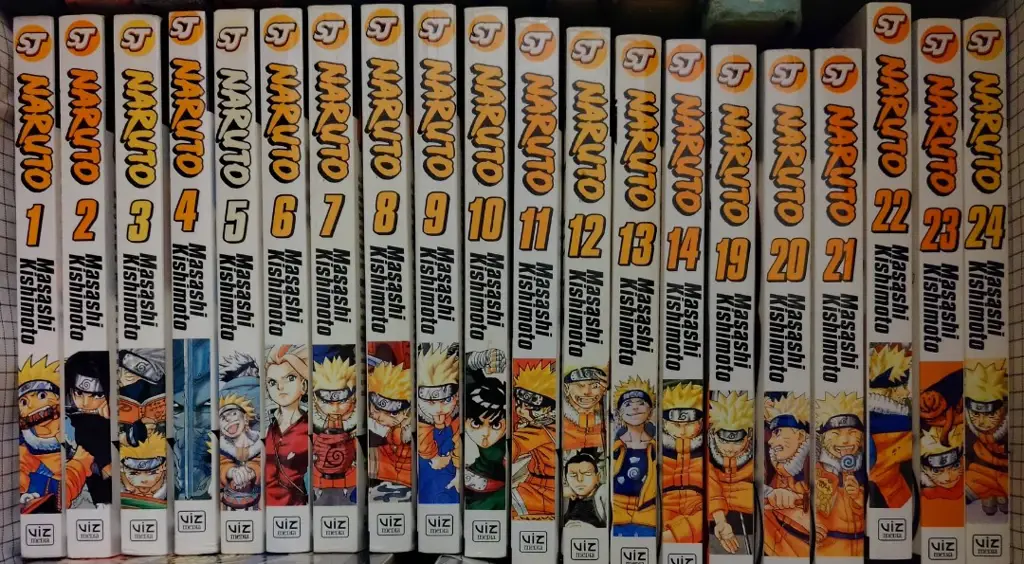 Koleksi buku komik Naruto fisik yang tertata rapi