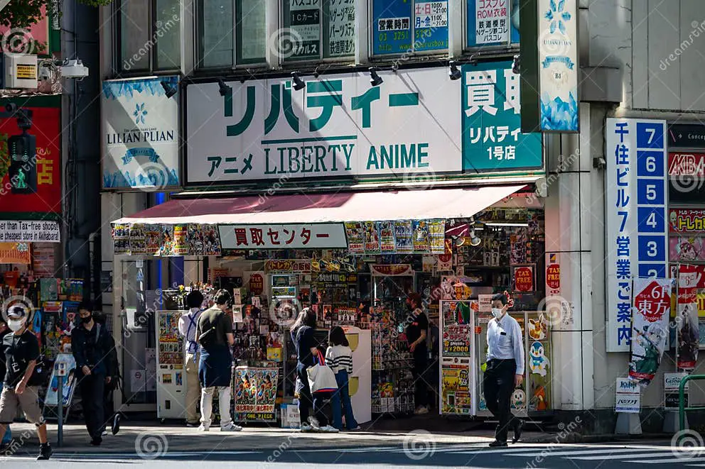 Aneka merchandise anime yang dipajang di kafe Anime Blend S.