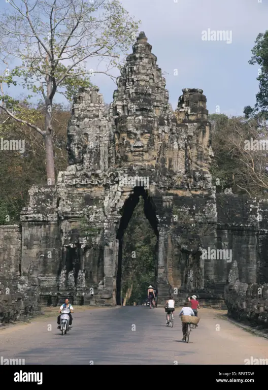 Patung-patung batu di Angkor Thom