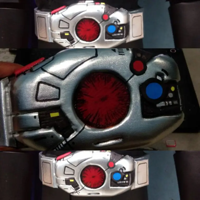 Gambar sabuk Kamen Rider dengan detail yang rumit