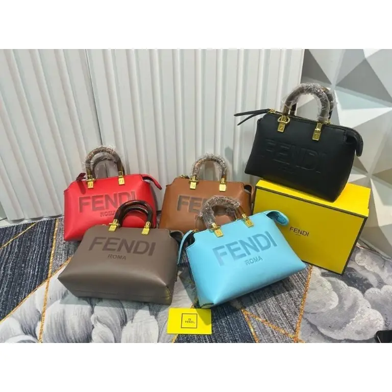 Berbagai model tas Fendi BTW dengan warna dan ukuran yang berbeda