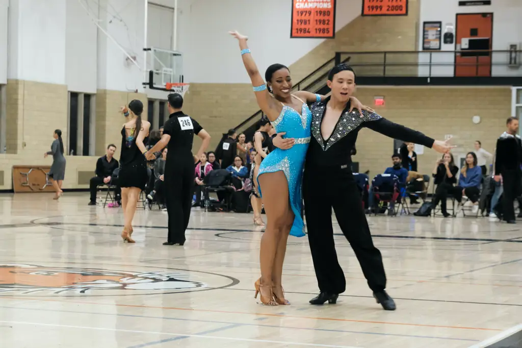 Kompetisi dansa ballroom yang meriah