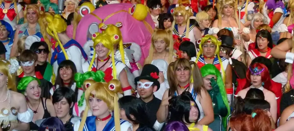 Gambar suasana konvensi atau komunitas penggemar anime