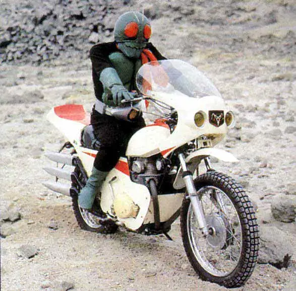 Para penggemar Kamen Rider sedang berkumpul dan menikmati acara Kamen Rider