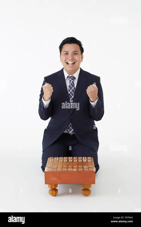 Seseorang sedang fokus bermain shogi