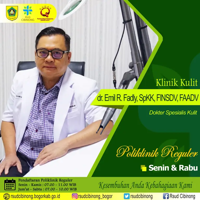 Dokter THT di Bandar Lampung memeriksa pasien.