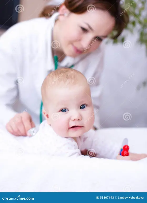 Gambar dokter memeriksa anak dengan masalah kulit