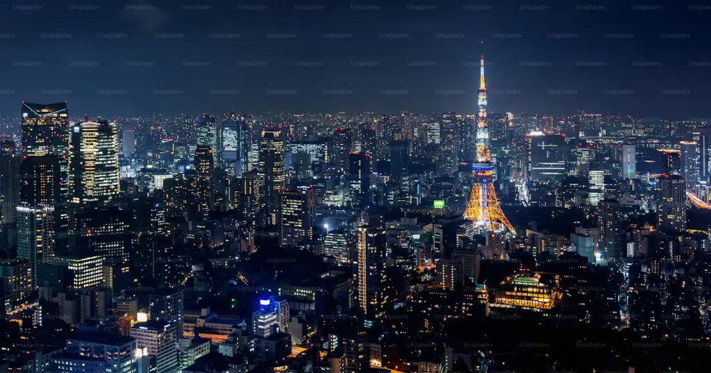 Gambar pemandangan kota Jepang di malam hari