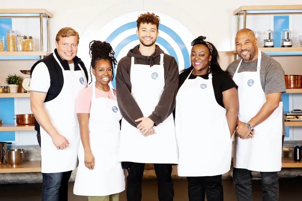 Para kontestan MasterChef US Season 7 sedang berjuang di dapur