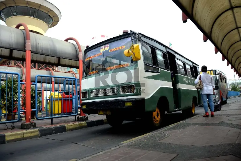 Bus Kopaja di jalan raya Jakarta