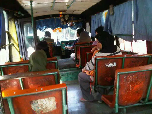 Kopaja Jadul di tengah keramaian Jakarta