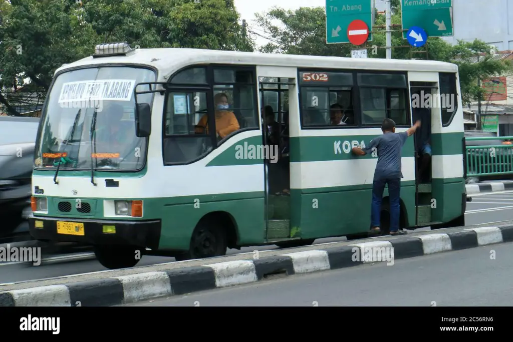 Kopaja Sub di Jalan Raya