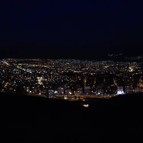 Gambar pemandangan kota anime di malam hari