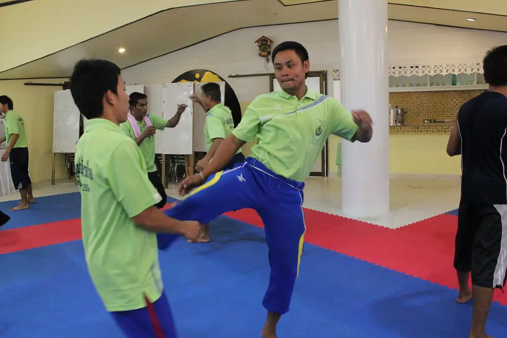 Kru Roger sedang mengajar Muay Thai