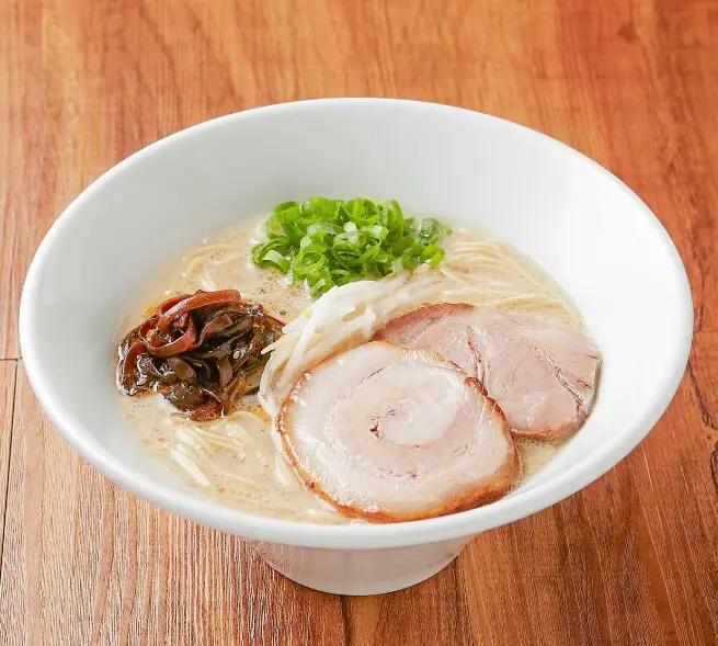 Semangkuk Ramen Tonkotsu dengan kuah putih kental