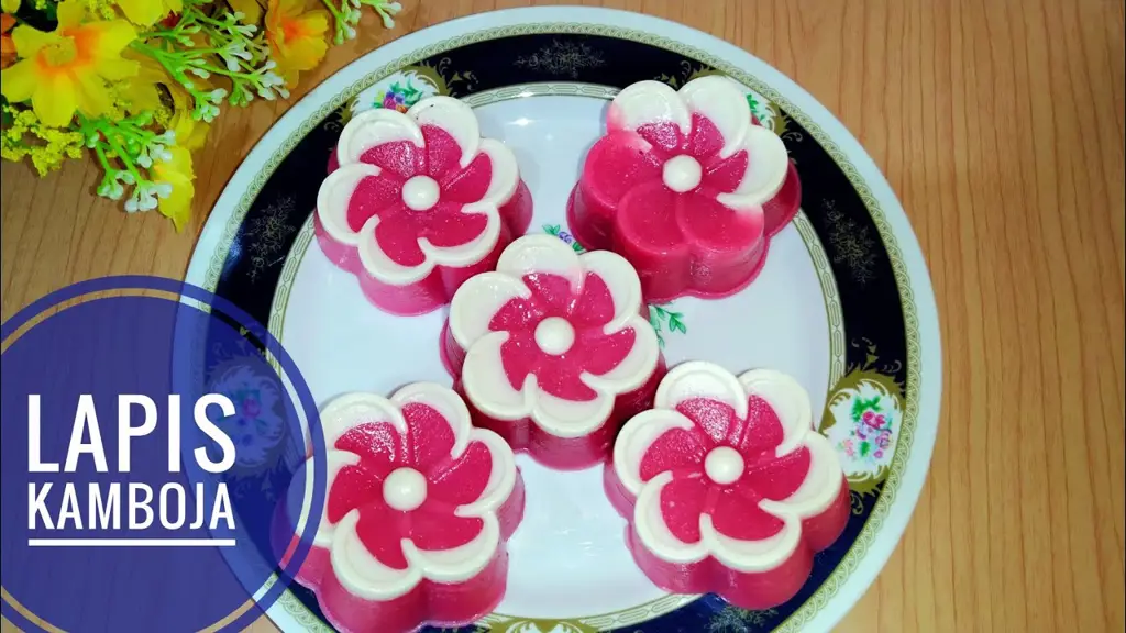 Kue lapis bunga kamboja yang cantik dan menarik