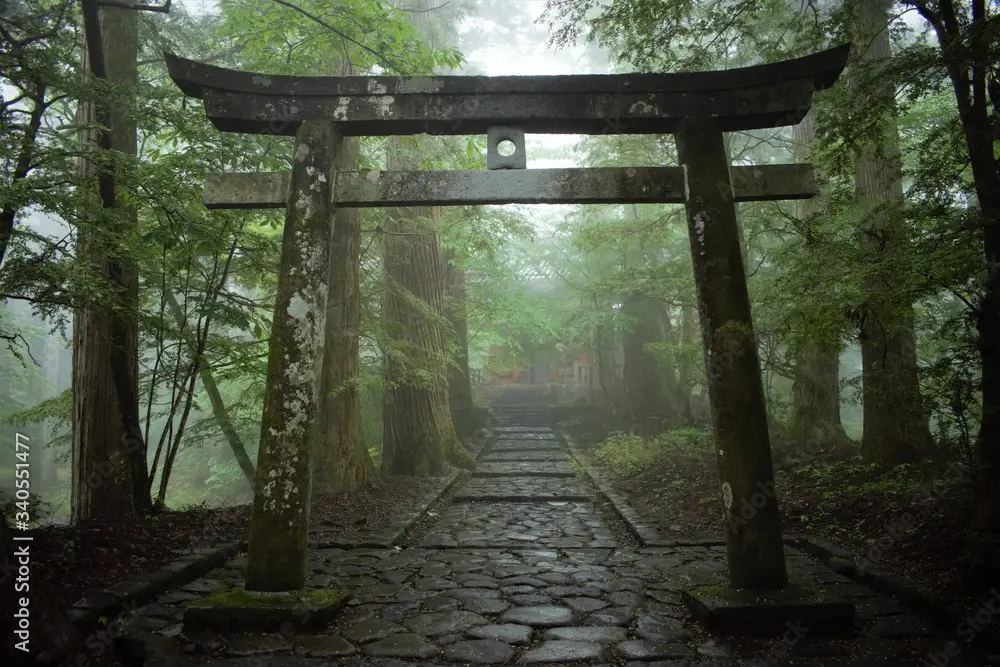 Foto kuil Shinto Jepang yang tenang dan damai