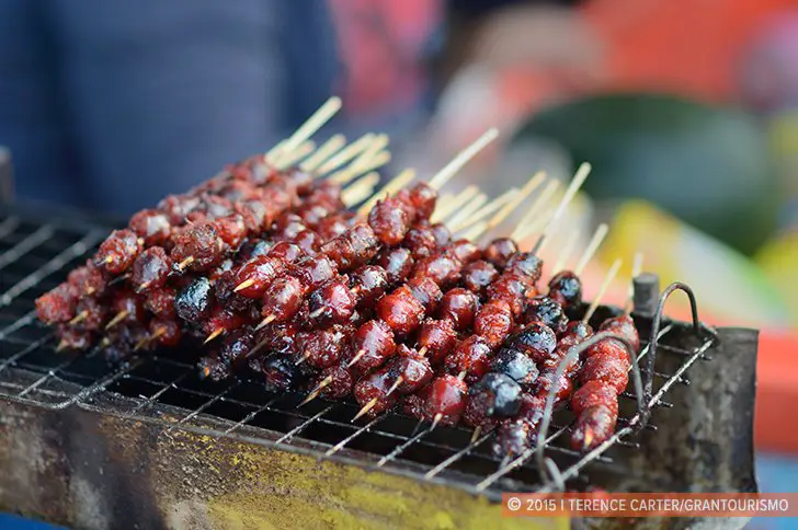 Aneka jajanan dan makanan ringan khas Kamboja yang dijual di pinggir jalan