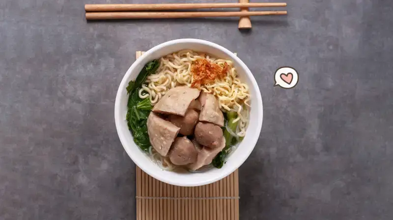 Sebuah keluarga menikmati bakso beranak bersama-sama