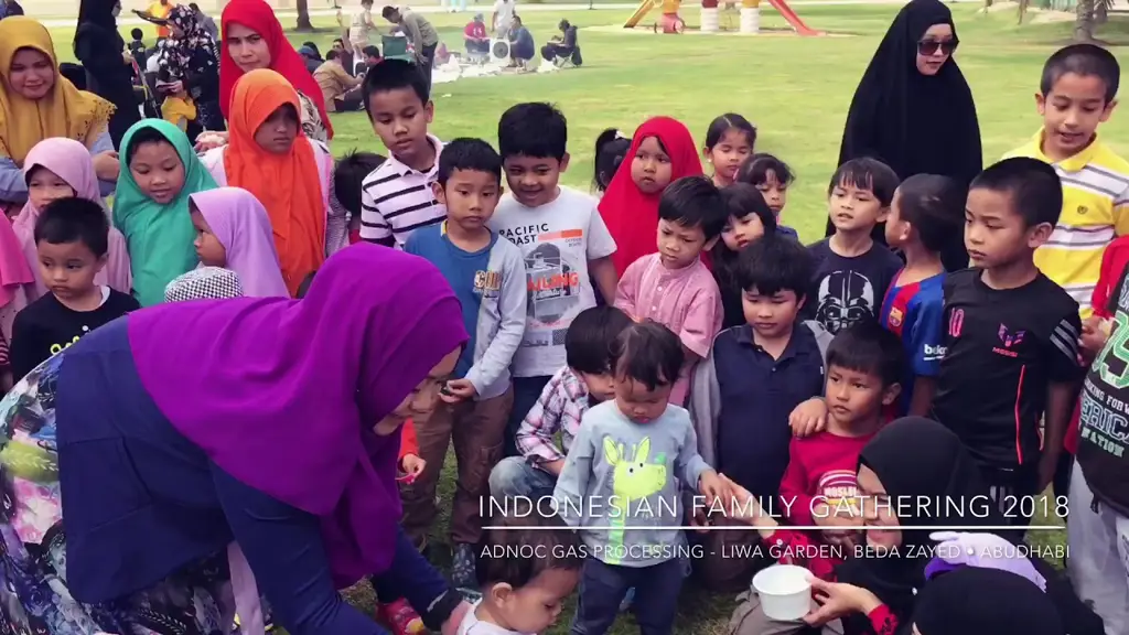 Gambar keluarga Indonesia sedang berkumpul