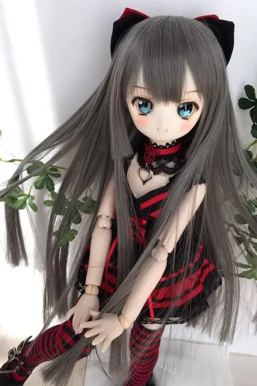 Boneka Anime Dollfie yang telah dimodifikasi dengan kostum dan aksesoris unik