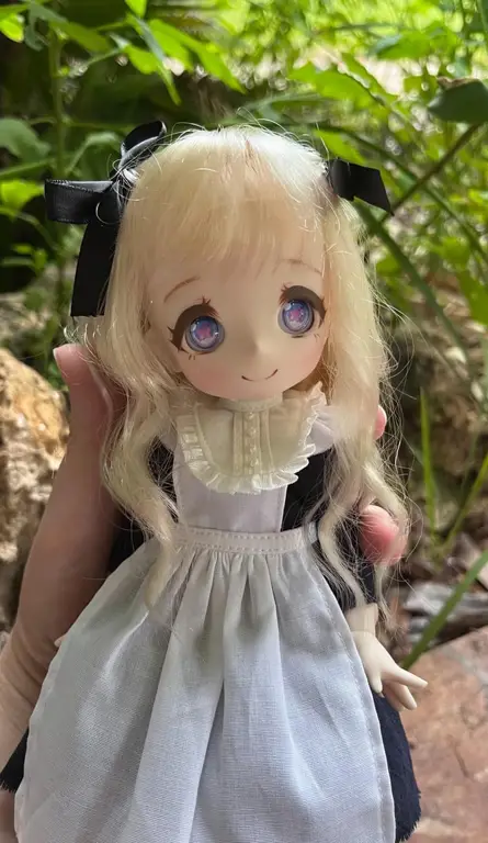 Boneka anime yang telah dimodifikasi dan dikustomisasi