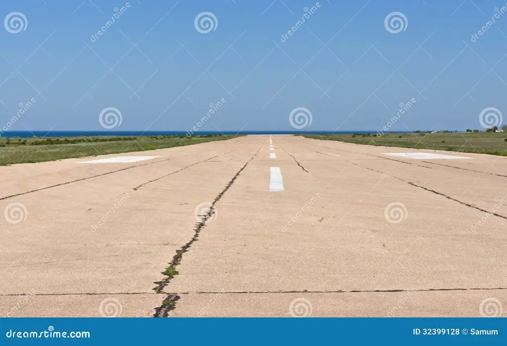 Gambar landasan pacu bandara tua