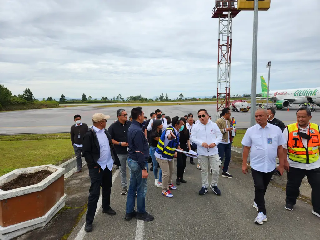 Gambar landasan pacu Bandar Udara Internasional Sisingamangaraja XII