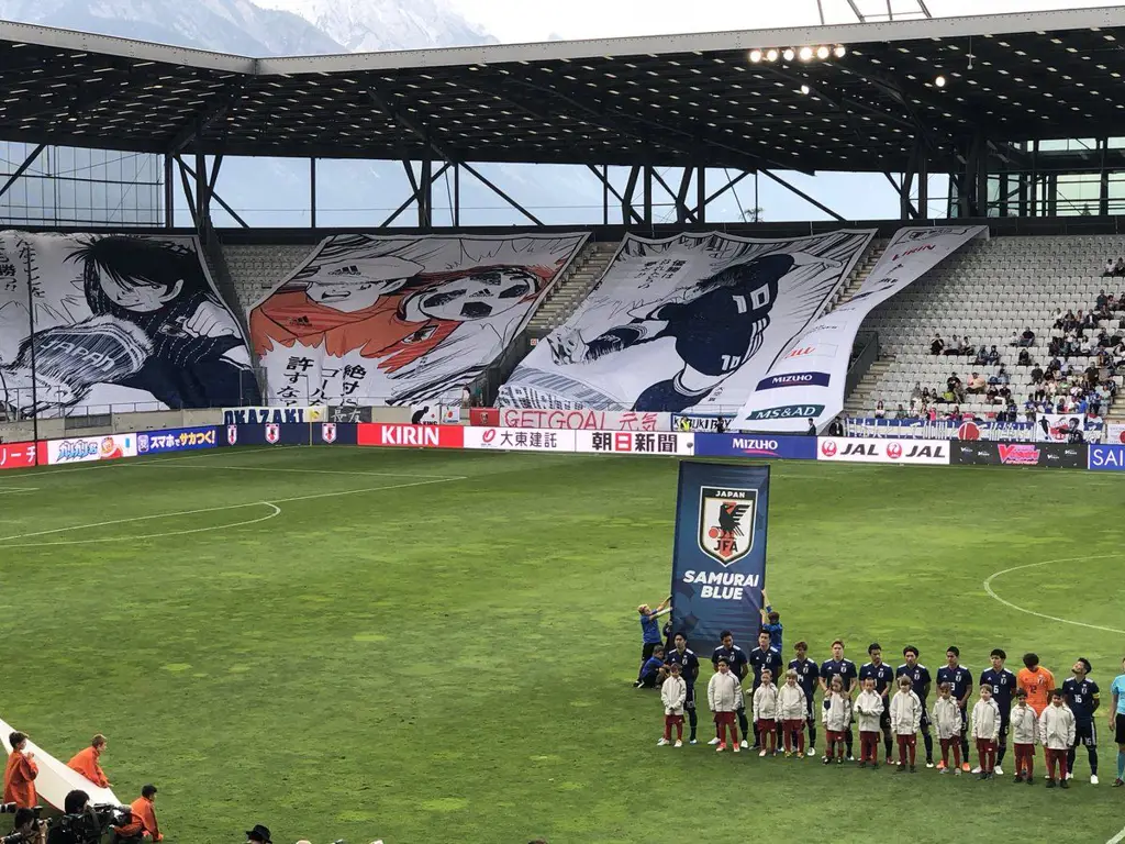 Gambar lapangan sepak bola yang menggambarkan suasana pertandingan dalam anime Captain Tsubasa.