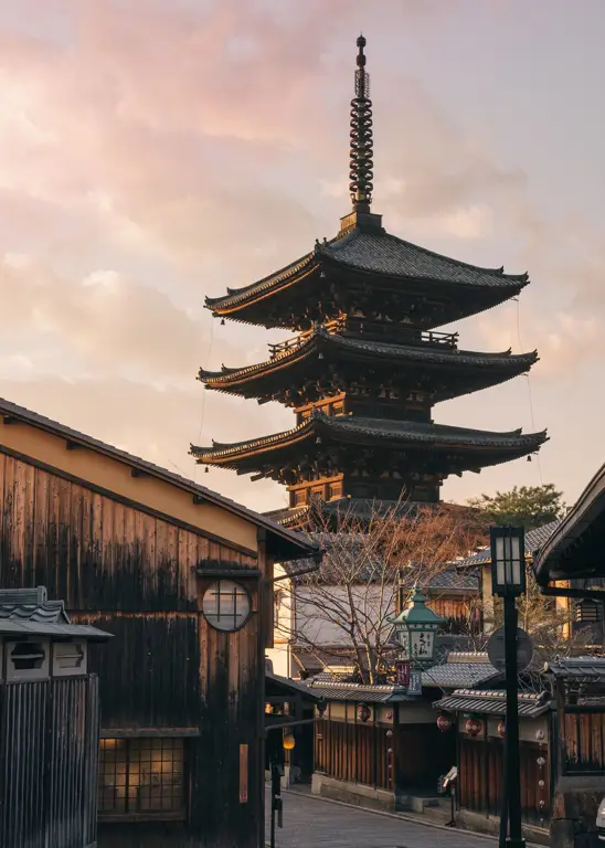 Arsitektur tradisional Jepang yang menawan, sebagai bagian dari latar cerita.