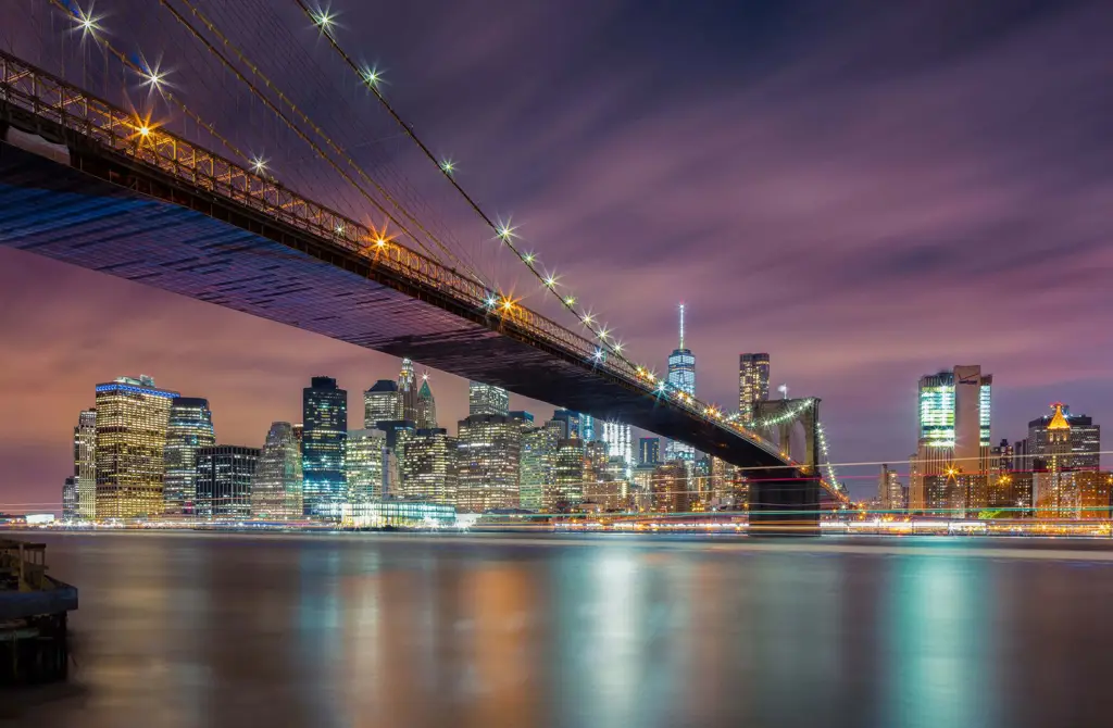 Gambar latar kota New York di malam hari