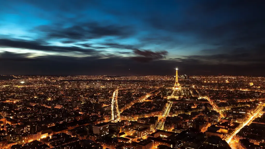 Pemandangan kota Paris di malam hari