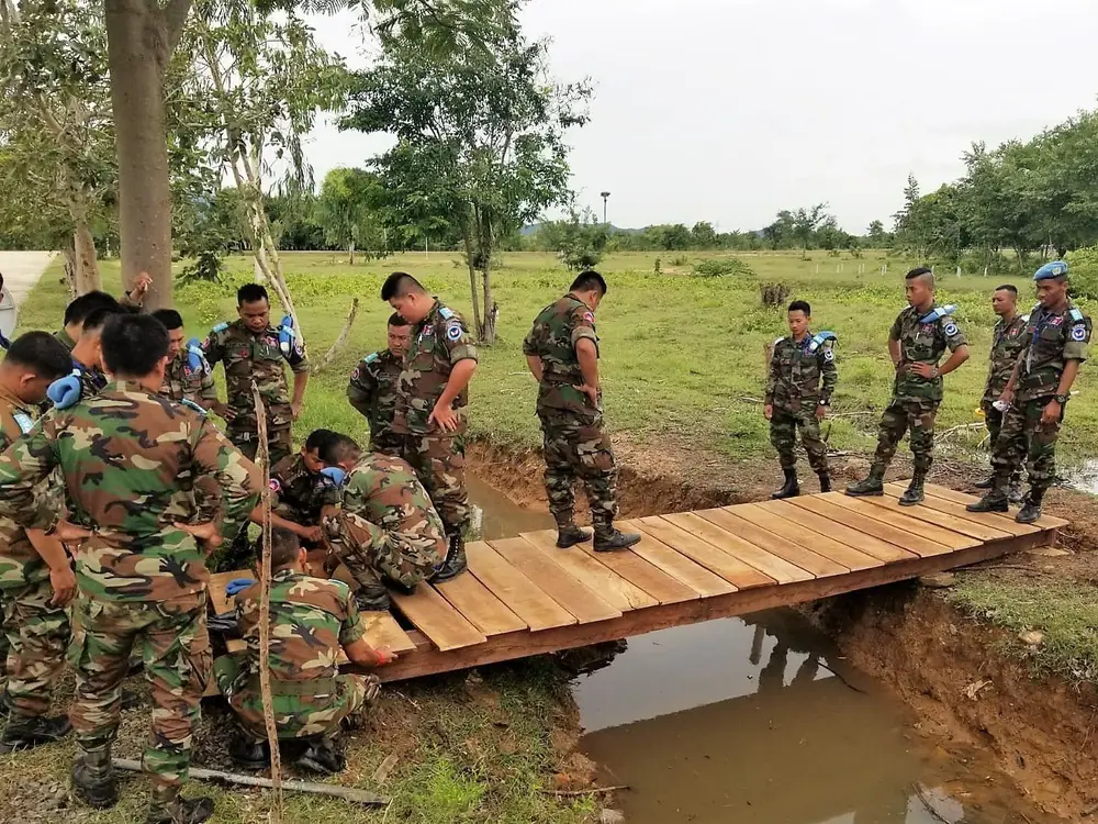 Tentara Angkatan Darat Kamboja berlatih