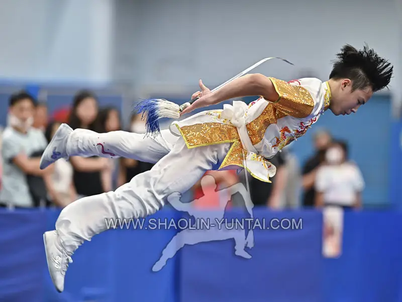 Seorang praktisi wushu sedang berlatih pedang dengan serius