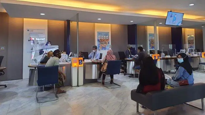 Petugas layanan pelanggan Bank Mandiri