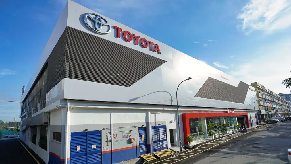 Suasana bengkel servis Toyota