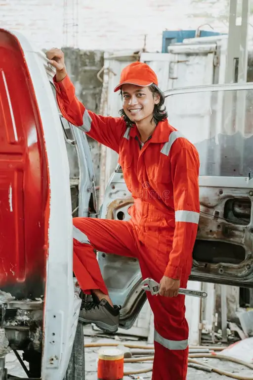 Pemilik mobil senang bersama mekanik di Bandar Lampung