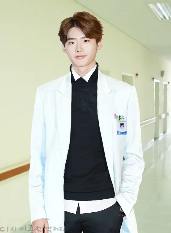 Lee Jong Suk sebagai Park Hoon dalam Doctor Stranger