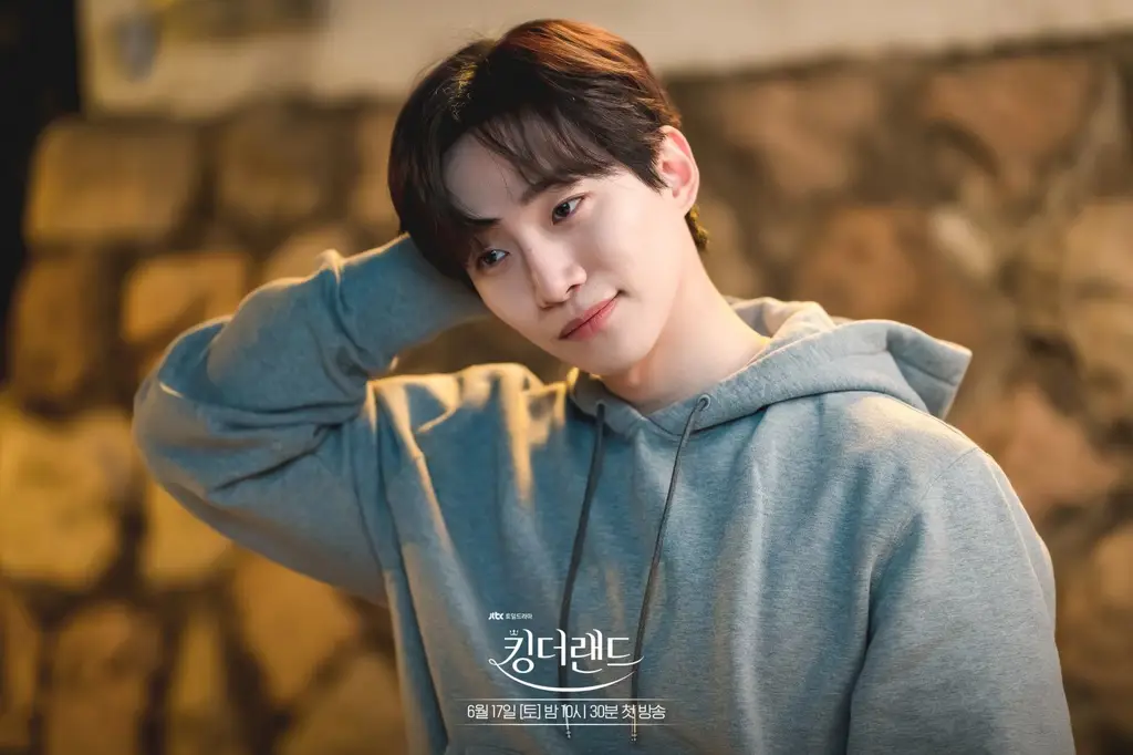 Foto Lee Junho dan Yoona dalam drama King The Land