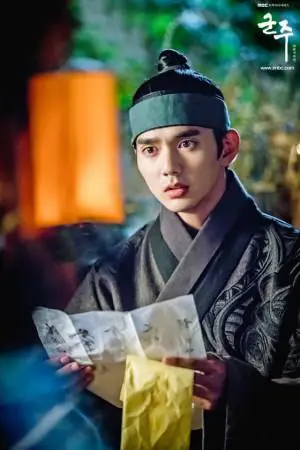 Lee Seon dan Ga Eun dalam adegan romantis dari Ruler: Master of the Mask episode 14