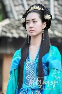 Lee Yo Won sebagai Ratu Seondeok